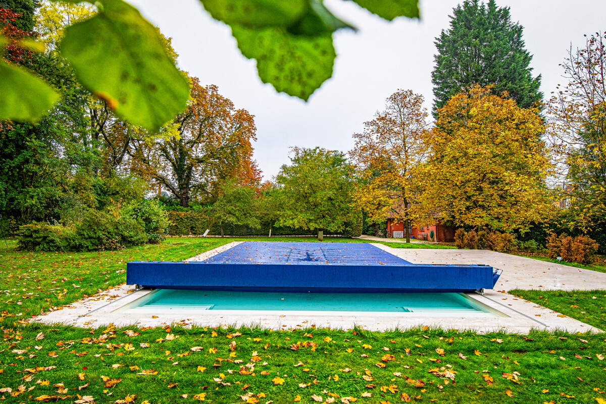 Une couverture de piscine Coverseal blue pour protéger votre piscine pendant l'automne