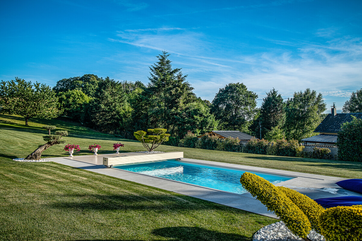Couverture automatique de Piscine coverseal avec des bonzais