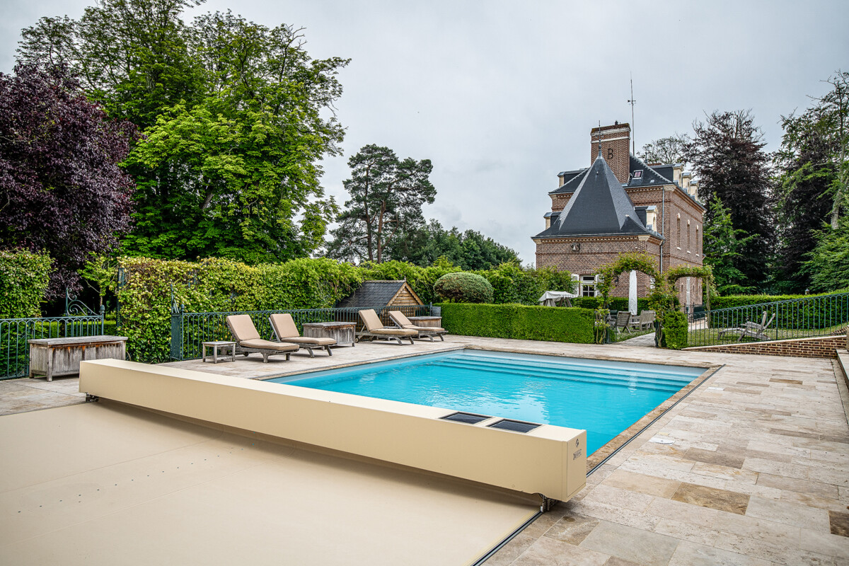 Couverture de Piscine automatique dans un chateau