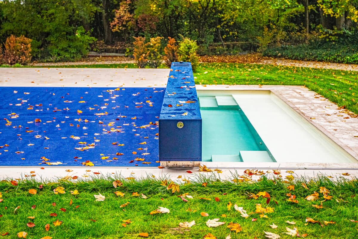 Une couverture de piscine Coverseal blue pour protéger votre piscine pendant l'automne