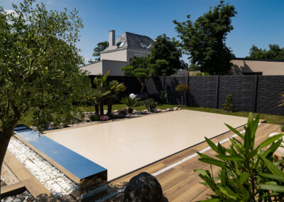 Habillage miroir d’une Coverseal reflétant l’eau de la piscine, démontrant l’alliance design et sécurité.
