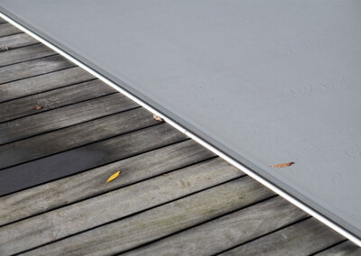 Pond5 Gros plan sur la finition de la couverture Coverseal grise intégrée dans une terrasse en bois.